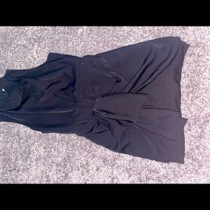 Finders keepers medium black used dress zipper in back front decorative tie